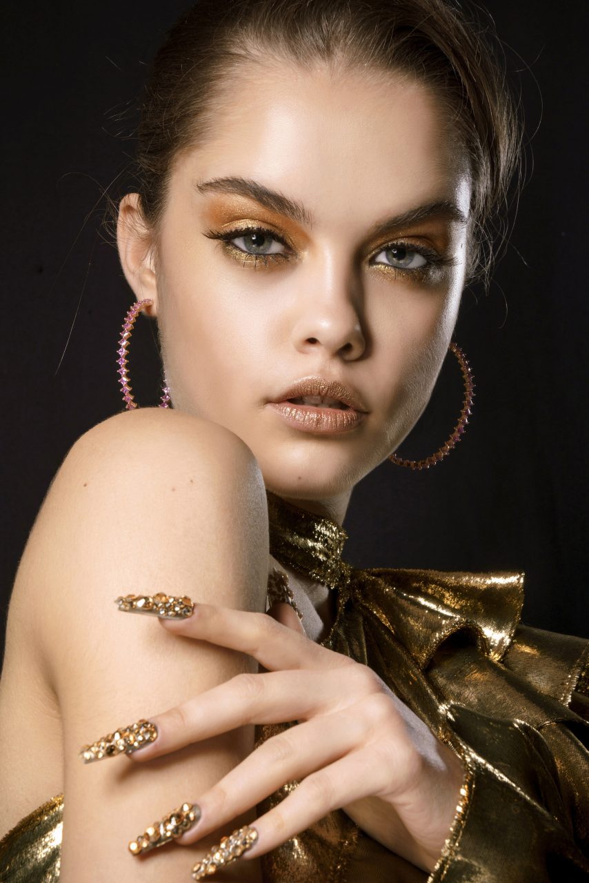 #ChristmasInVogue 節日打造仙氣金色妝容 一改經典煙燻秋冬口妝