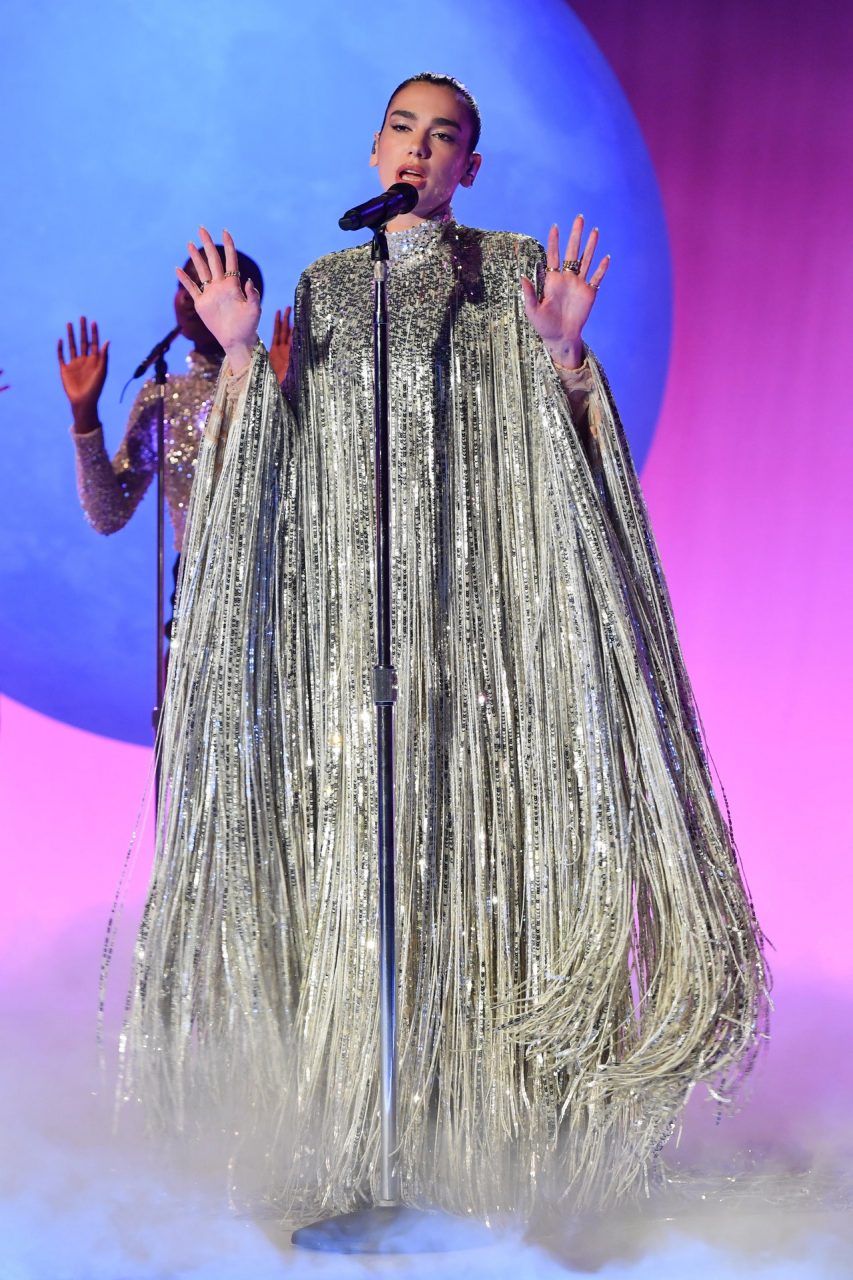 閃耀服飾全場最亮：Dua Lipa 最新表演穿上 Versace 及 Valentino 華麗迷人
