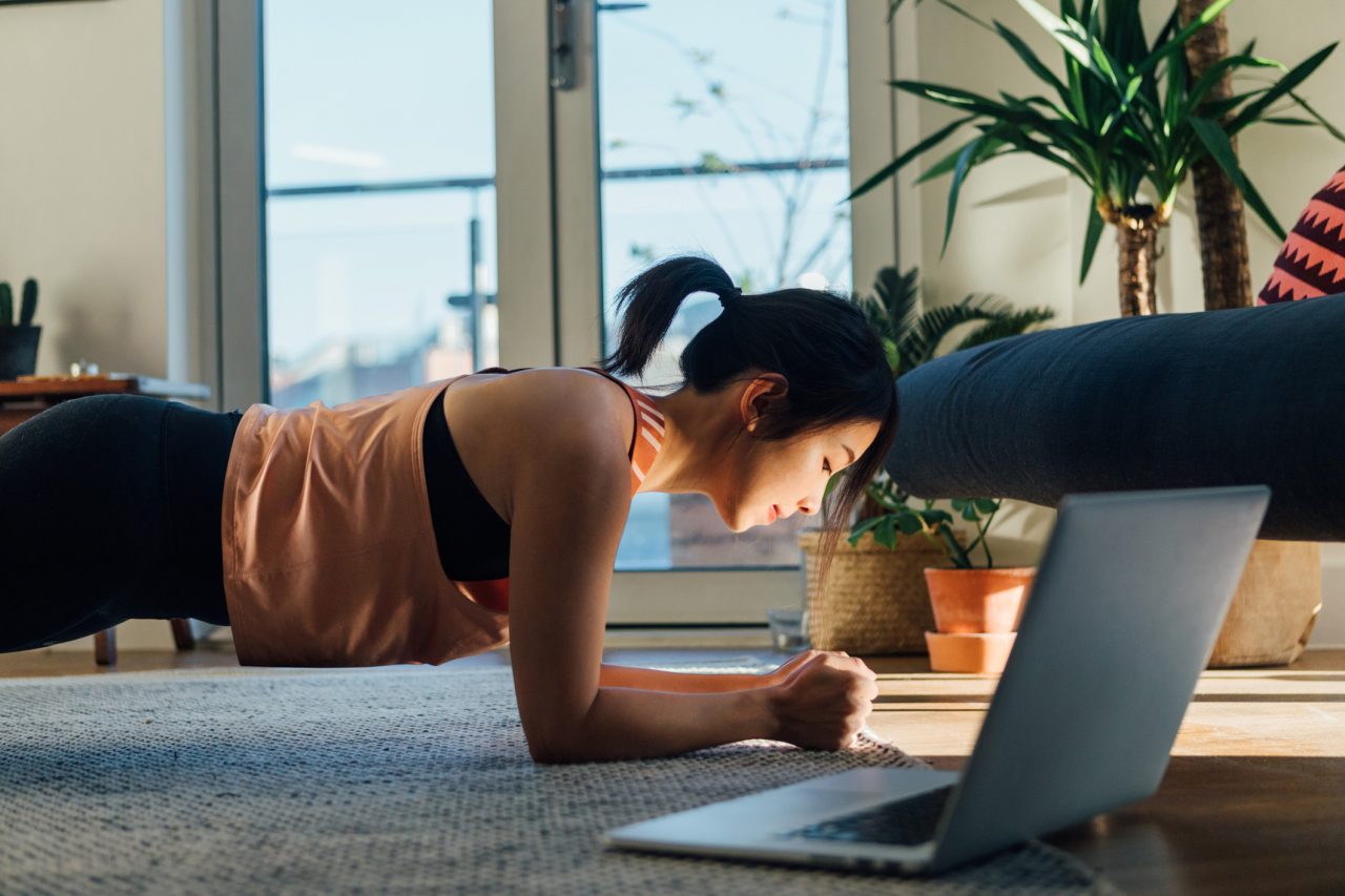 平板支撐 Plank 這樣做最有效！常犯錯誤、正確姿勢、燃脂瘦肚的變化式推薦。