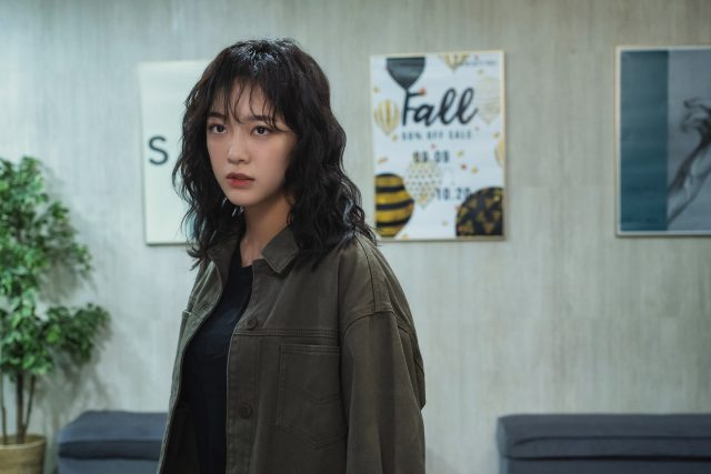 厭世臉下的實力派歌手！關於大熱韓劇《驅魔麵館》女主角金世正的二三事
