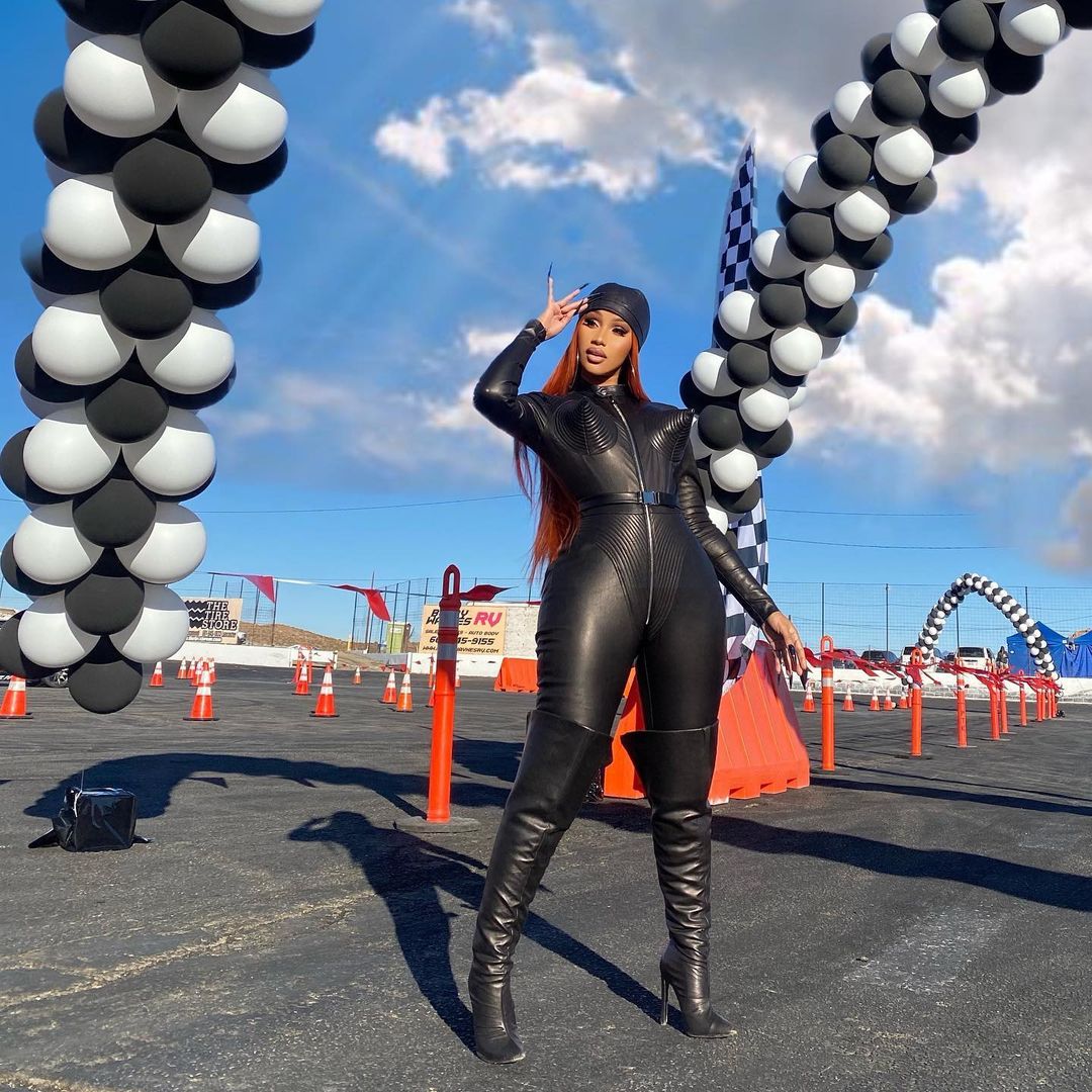 你看過跳芭蕾舞、玩飆車、整壽司的Cardi B嗎？ 最新Facebook節目《Cardi B Tries》每週上新