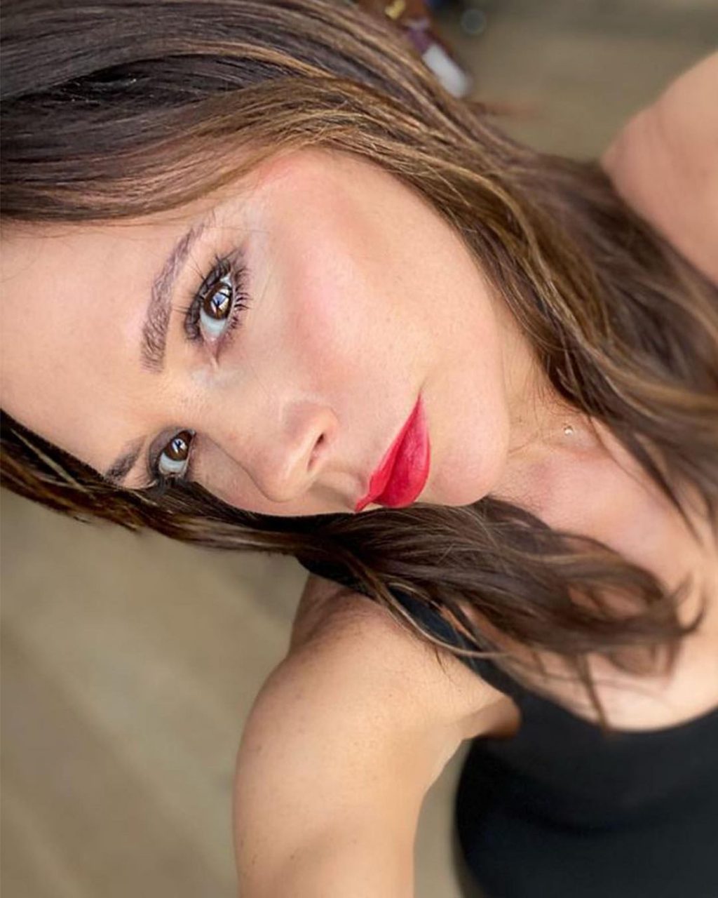 #ChristmasInVogue Victoria Beckham一改裸色妝容 以性感紅唇示範節日妝容