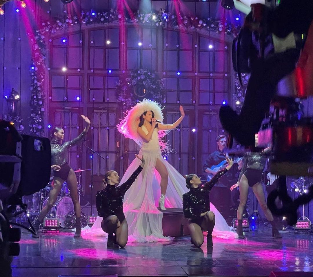 如時裝展般的表演！Dua Lipa 最新舞台再次帶來時尚視覺盛宴