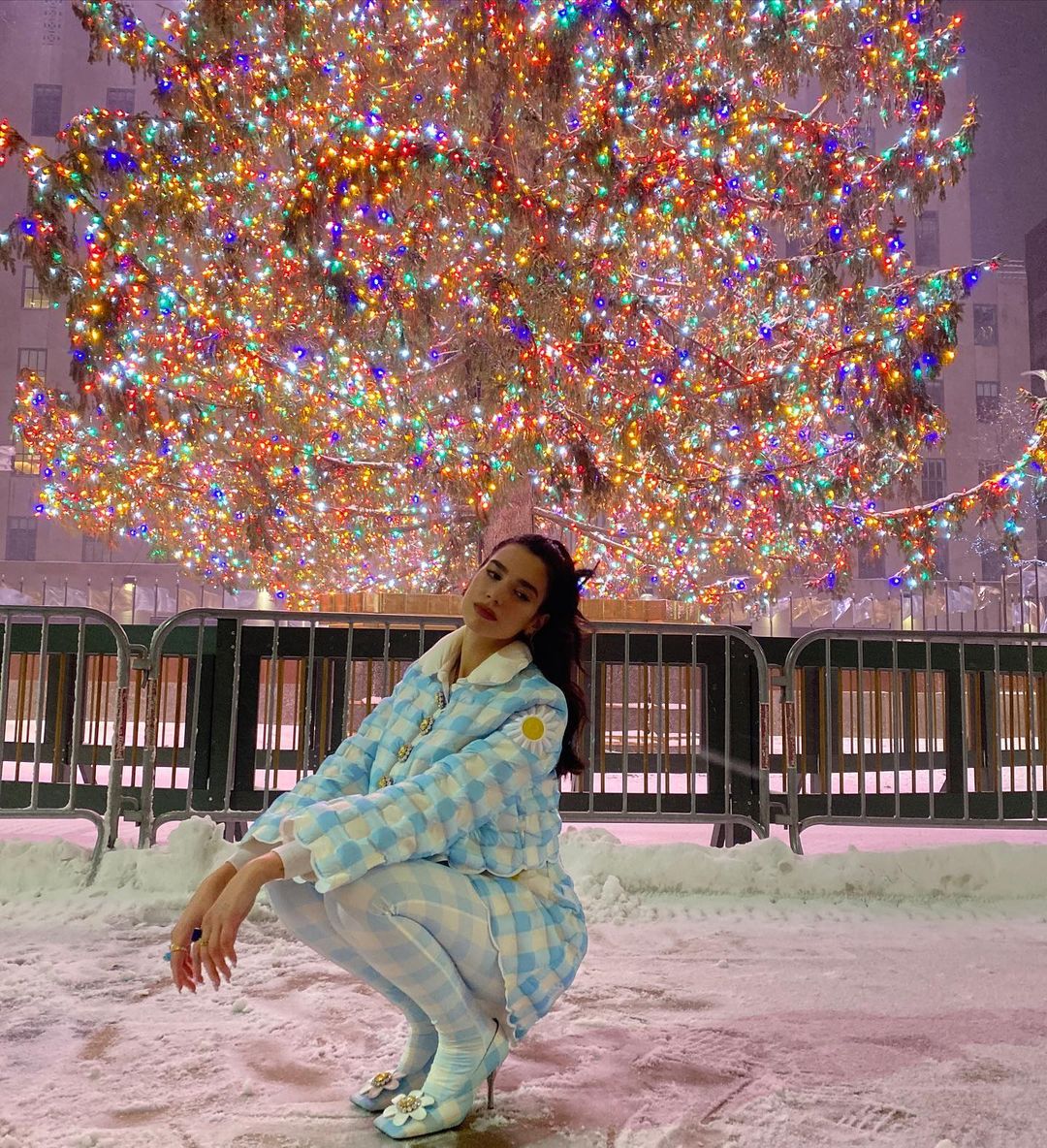 羽絨造型容易肥腫難分？ 看看 Dua Lipa 如何以1960年代復古 Moncler 設計打造出獨特的聖誕造型？