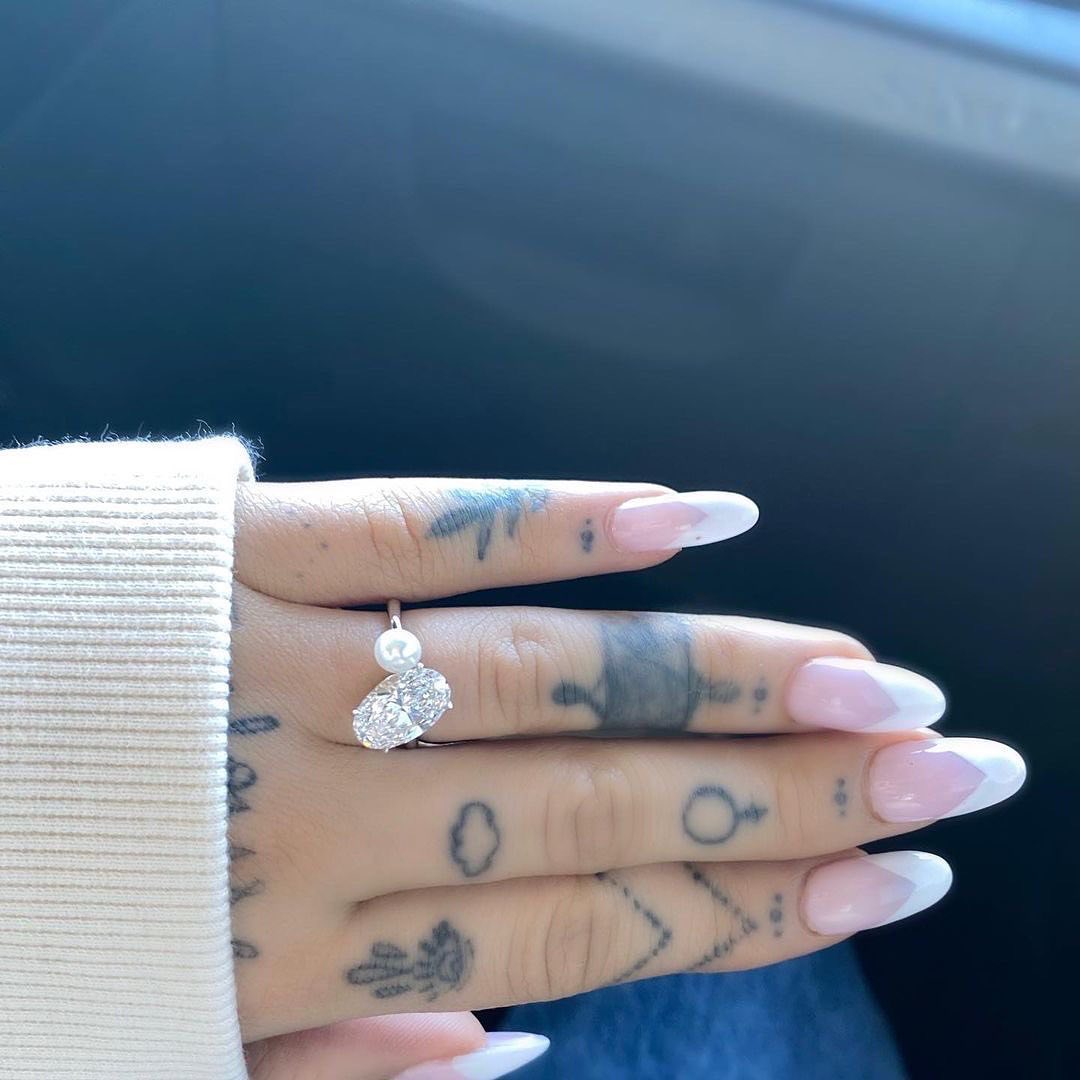 如何突出鑽石求婚戒指？學Ariana Grande的時尚法式指甲展示婚戒