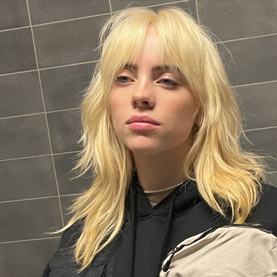 告別螢光綠！Billie Eilish終於轉換白金新髮色 重溫那些Billie染過的髮色