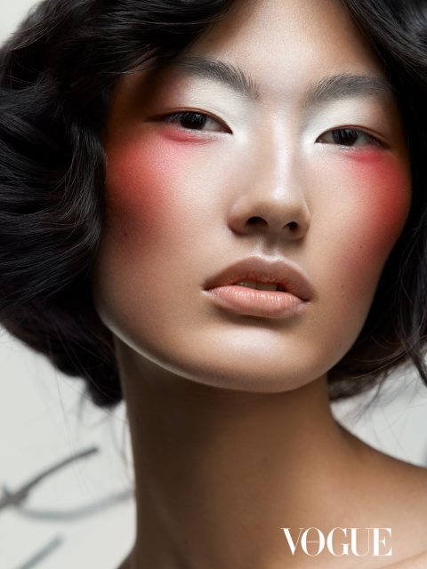 #ChristmasInVogue 與別不同的節日妝容!東方美中的紅色胭脂妝