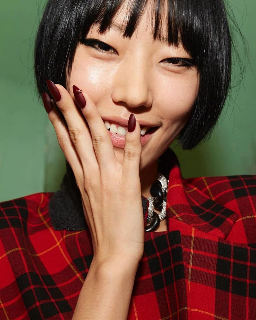 #ChristmasInVogue 2020聖誕美甲圖鑑：氣質純色、時尚Bling Bling…秋冬大熱美甲款式推薦！