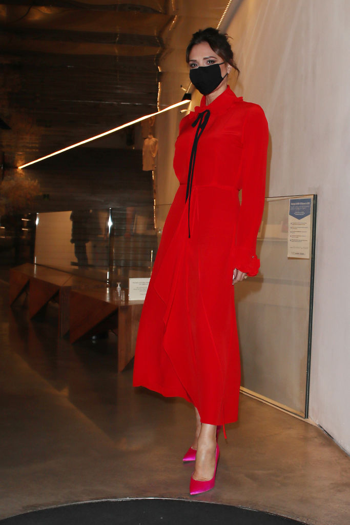 今個聖誕如何時尚又奪目？參考 Victoria Beckham 為最新造型挑選的鞋履