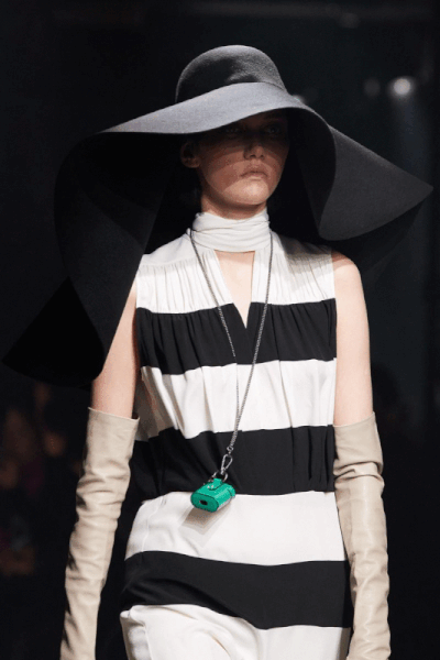 #ChristmasInVogue 最後衝刺!絕不會讓人失望的聖誕禮物:精選 Chanel、Dior、Fendi 16款奢侈品牌 AirPod Pro case