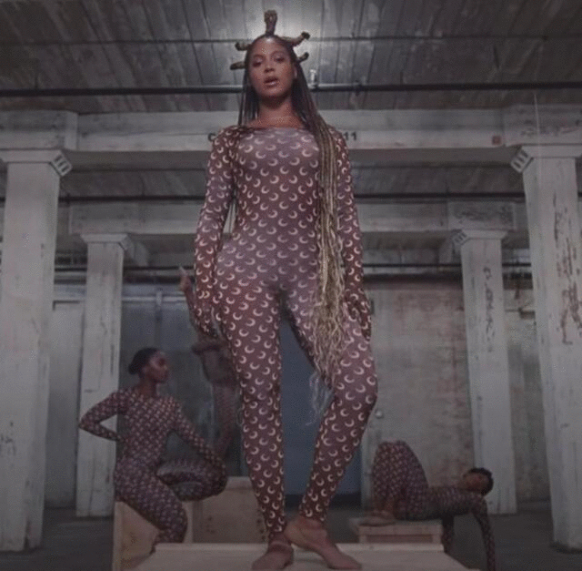 總結2020：究竟哪12件時尚設計定義了2020年？