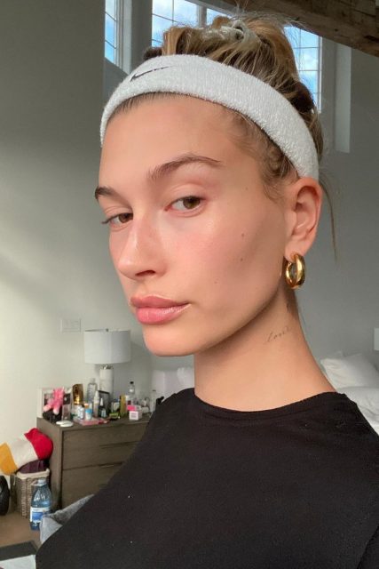 素顏 Hailey Bieber 分享護膚程序:離開家之前每天都要把這5種產品塗抹在臉上
