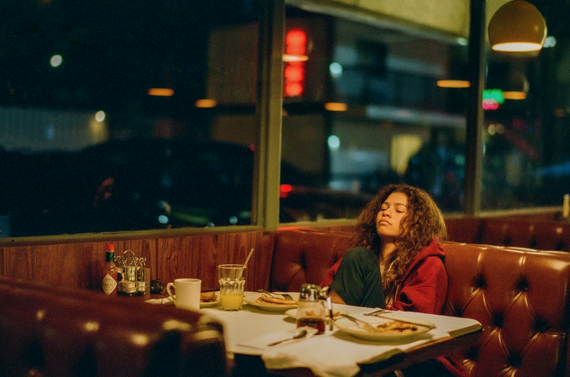 《EUPHORIA》特別版第二集於1月播放 Zendaya如何演出「毒癮少女」探索青春的困惑？