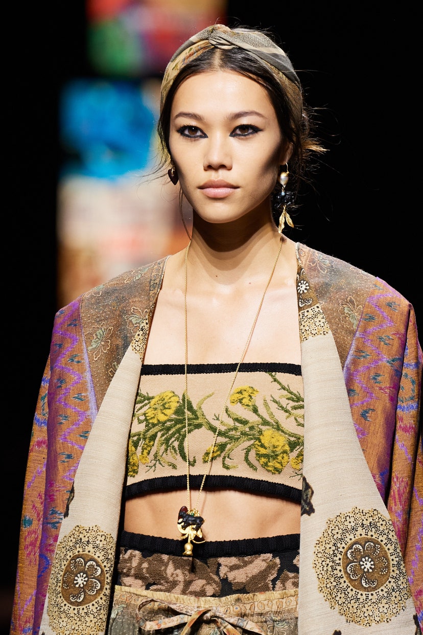 黑色成為2021年眼妝的女王色！SS21最流行的彩妝色調