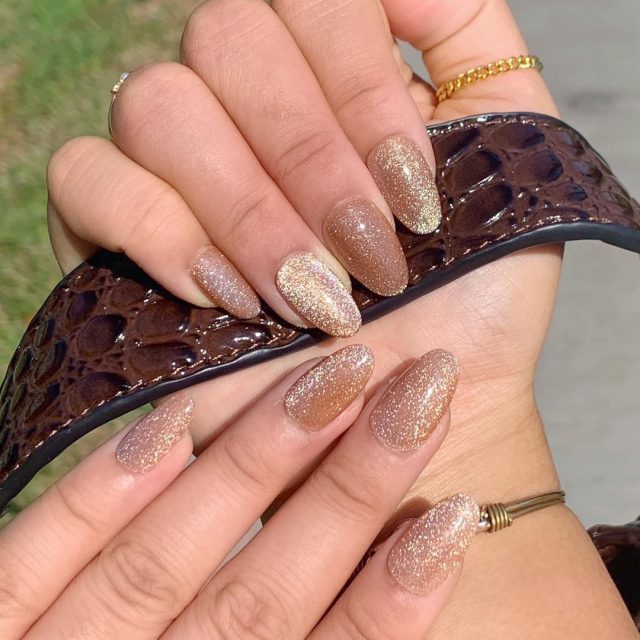 由歐美火紅到日韓!最流行的「絨面」指甲為你帶來交錯的視覺效果