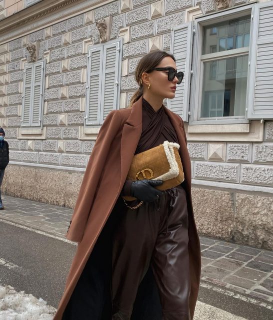 2021 IT Bag 已經偷偷出現：秀智率先示範超級夢幻灰藍色時尚 Dior Caro