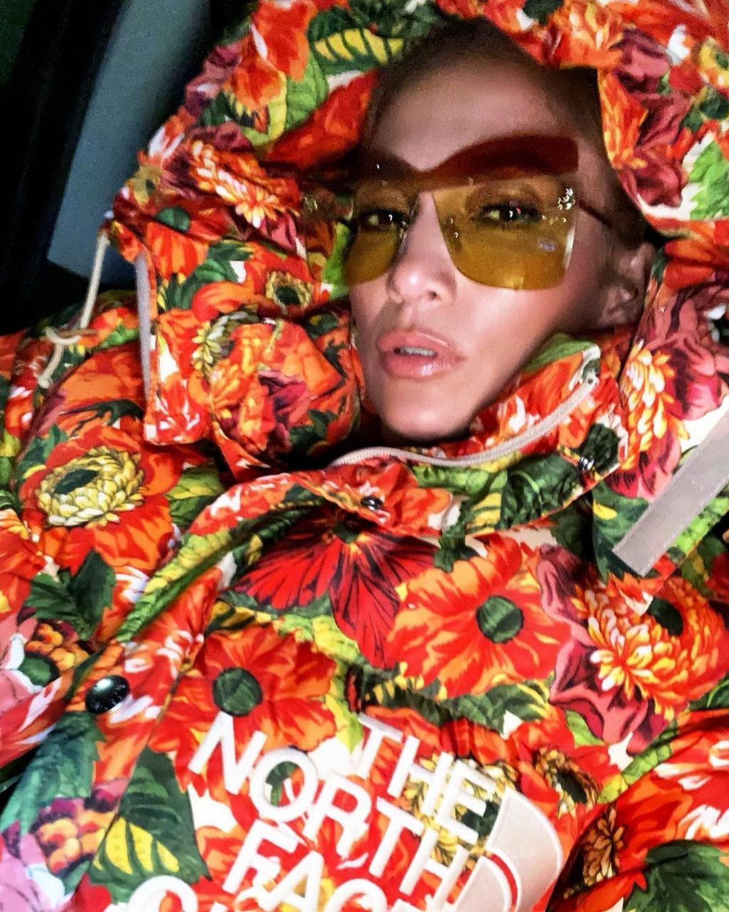 除了保養得宜的身材與外形 51歲Jennifer Lopez以The North Face x Gucci羽絨回歸時尚界