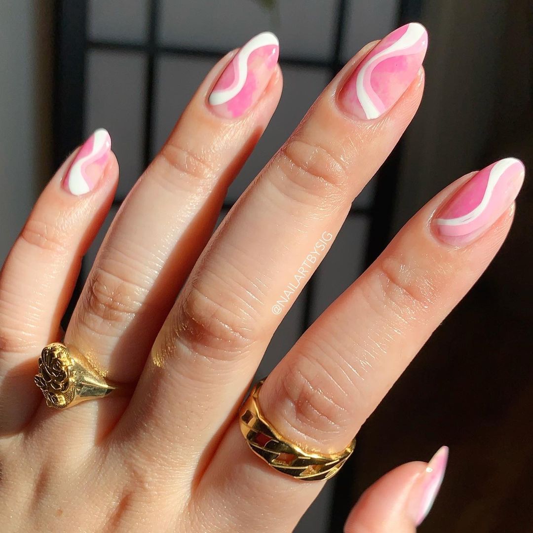 2021年最流行的美甲款式：連Kylie Jenner也喜歡的抽象藝術指甲