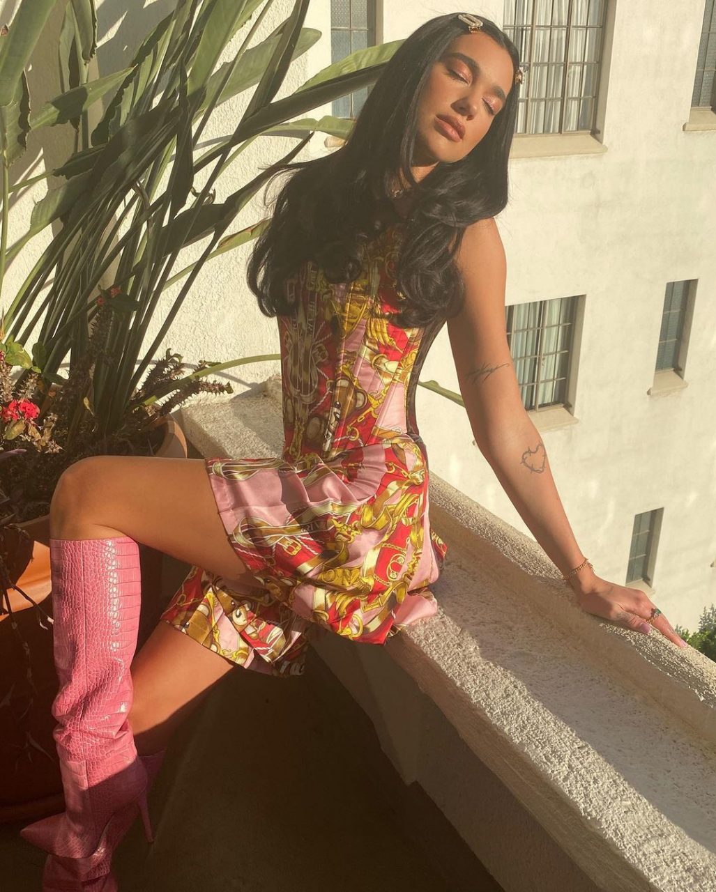 時尚百變！Dua Lipa 最新演繹60年代 Space Age 復古風華