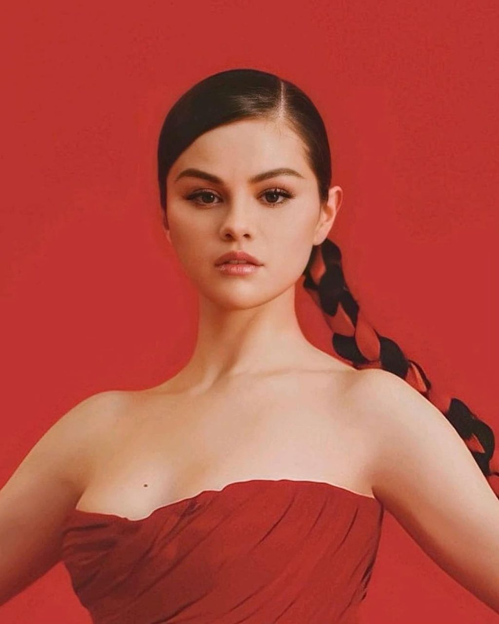 繼西班牙文歌《De Una Vez》後 Selena Gomez穿上Valentino、Giambattista Valli等首度推出西班牙文專輯