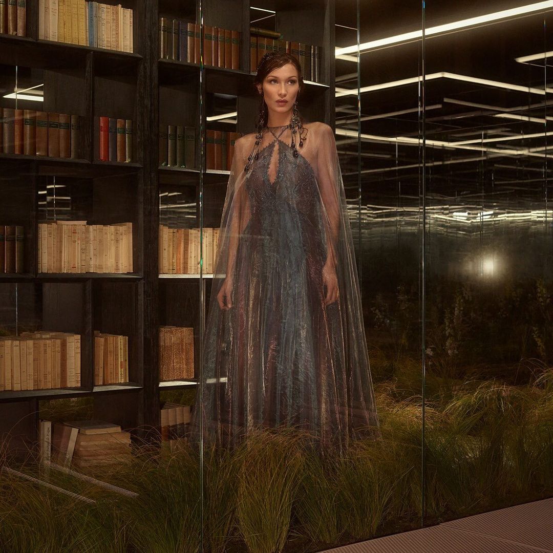 Bella Hadid 是個「人間藝術品」：時尚品牌為何總愛把她收藏在玻璃箱內？