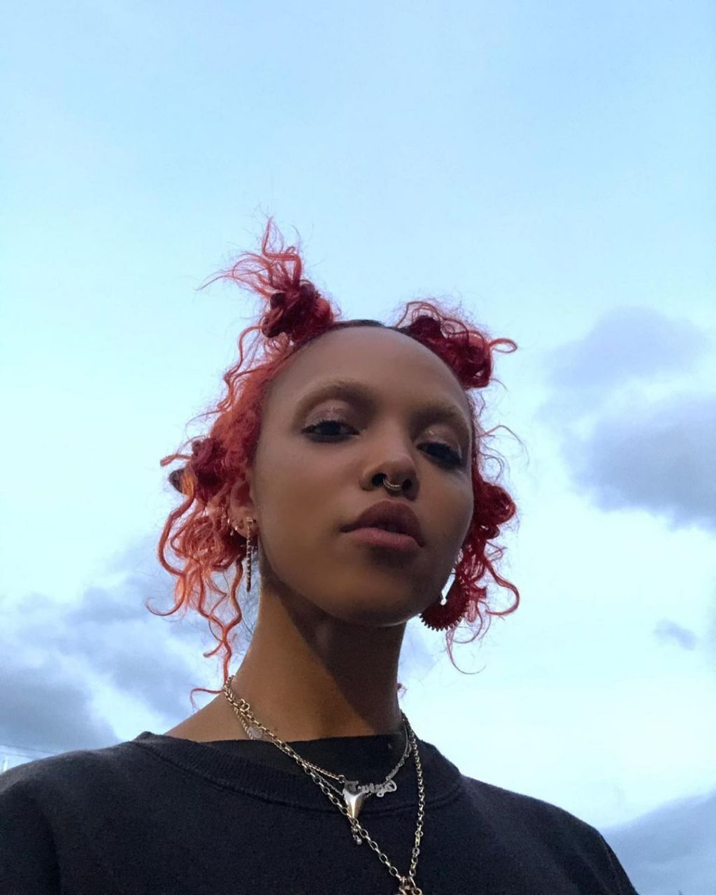 「迷幻女歌手」FKA Twigs新MV〈Don’t Judge Me〉釋出，出現重量級女性主義藝術家Kara Walker作品