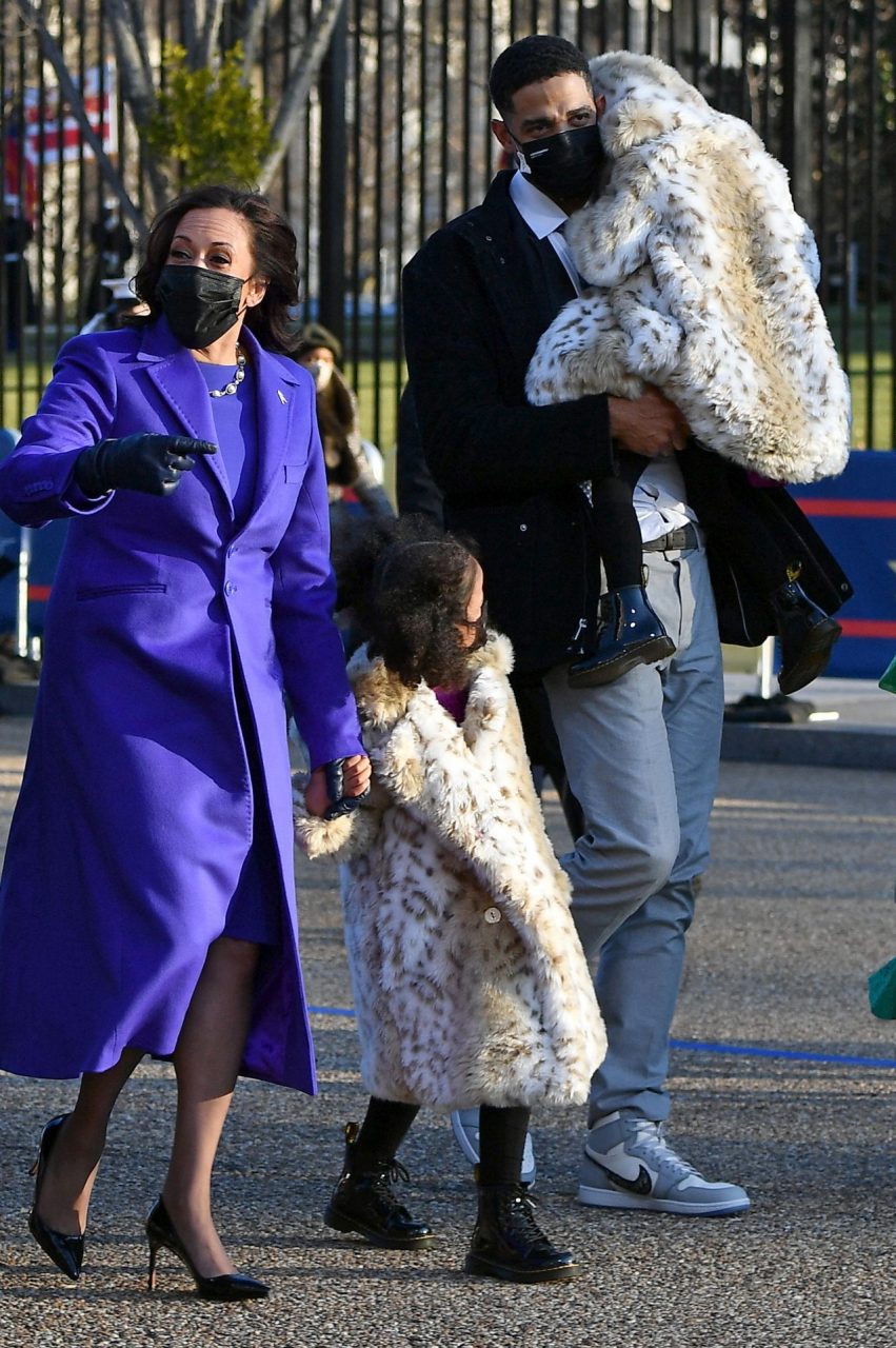 廣告新境界：搶盡風頭的不是美國總統就職典禮，而是佔據整個背景的 Dior Air Jordan 1s ！