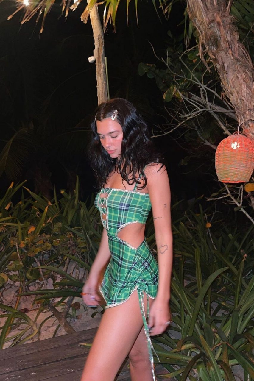 Dua Lipa 最新裙裝再次引起熱話 原來出自 BlackPink 也常穿的品牌