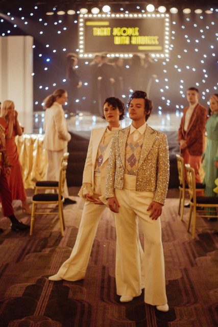 新年打響頭炮 Harry Styles 以 Gucci 打造歌舞劇造型,發放新歌《Treat People With Kindness》正能量