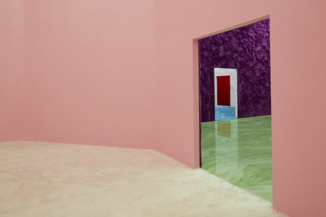 再度聯手世界知名的建築師 Rem Koolhaas 為 Prada 男裝打造抽象概念的幾何設計