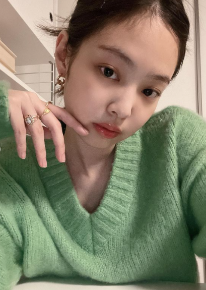 BLACKPINK Jennie 進軍 YouTube 界！24 小時內破 175 萬訂閱，成史上第 2 位