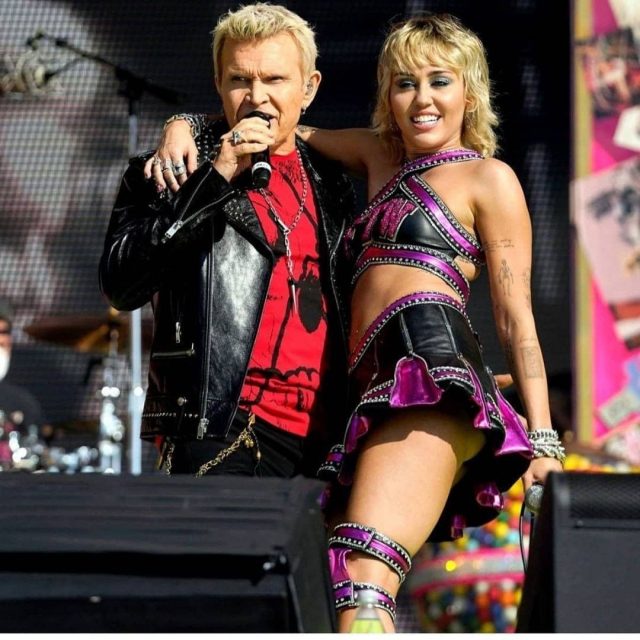 Miley Cyrus以懷舊啦啦隊造型,為Super Bowl作暖場表演嘉賓 !