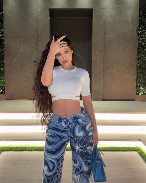 Kylie Jenner 那雙 “Birkinstocks” 涼鞋是從真正的 Hermès Birkins 手袋上剪下製鞋的皮革!