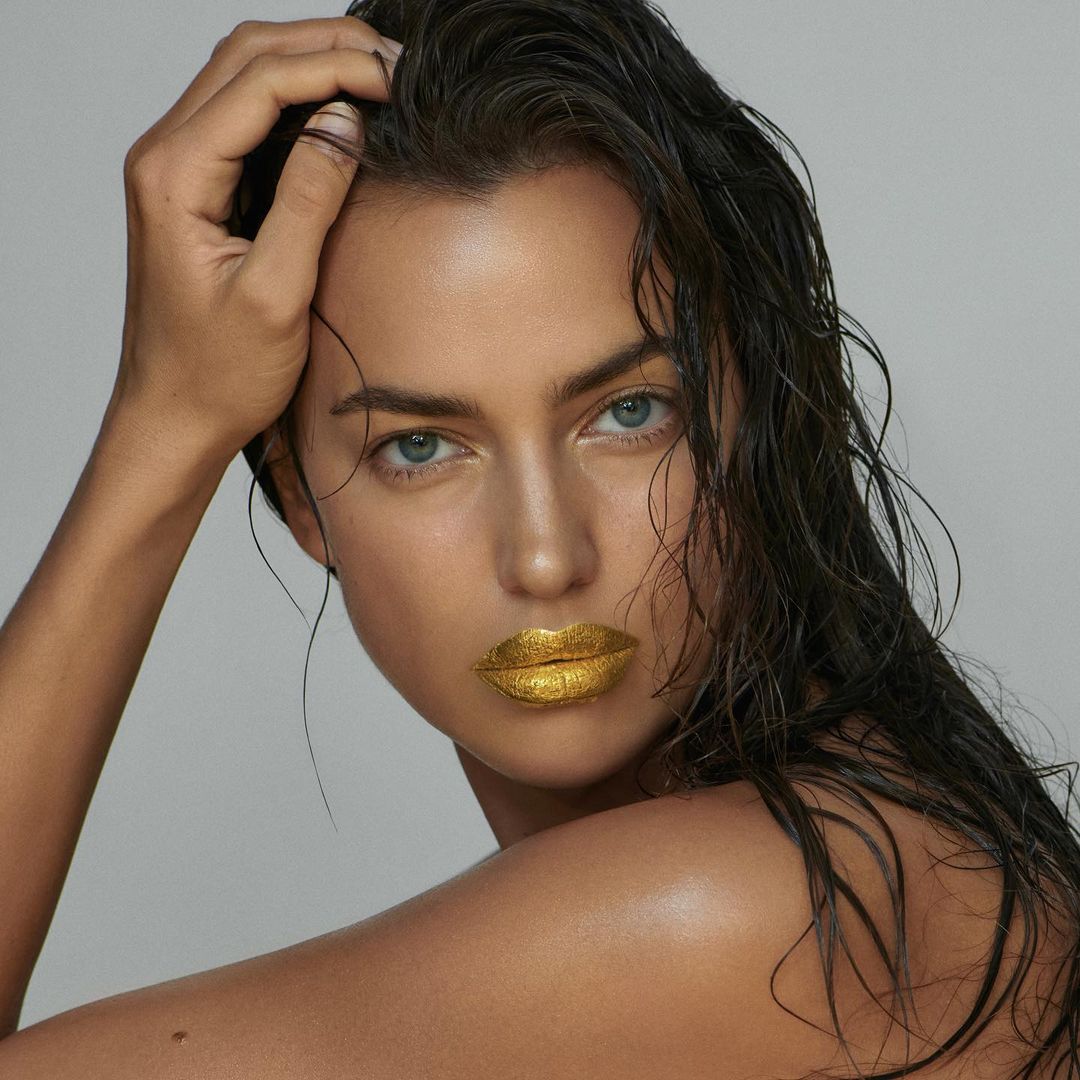 超模Irina Shayk跟荷里活星級面部護理師Mimi Luzon首度合作 推出24K金箔唇膜