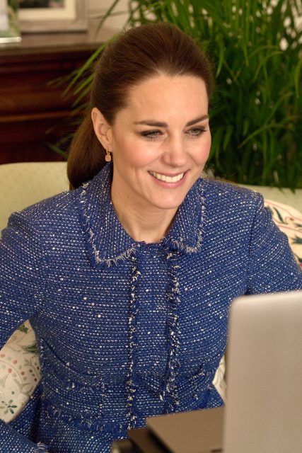 凱特王妃一個小技巧為舊衣重穿生色不少!藍色粗花呢絨禮服盡顯其優雅知性