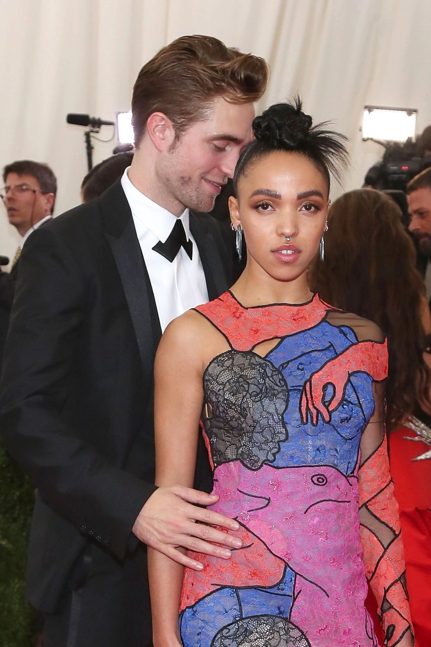 跟萬人迷戀愛的壓力！FKA Twigs剖白：「與Robert Pattinson交往時是被欺凌得最慘的時候」