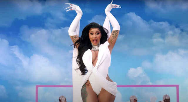 每個造型都讓人大開眼界！那些年Cardi B穿過的小眾創意設計師都是誰？