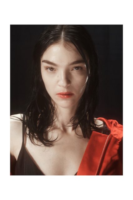 誰不想一切結束後盡情地舞蹈一番?Dries Van Noten 讓黑夜變得更浪漫無懼 | Fall/ Winter 2021