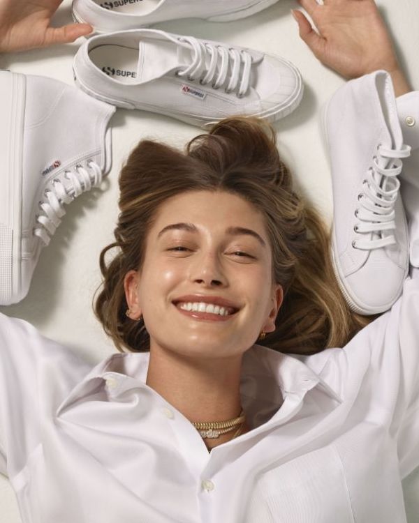 Hailey Bieber 成為 Superga 全球大使，意大利「國民鞋」將會成為一眾 IT Girl 御用休閒鞋履？