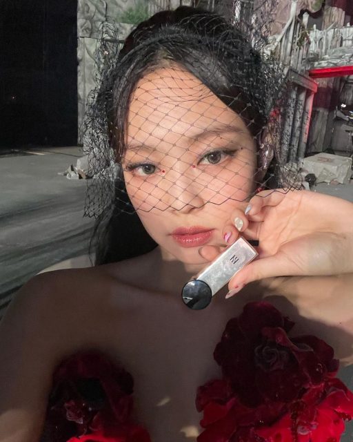 HERA圓形唇膏衝出國際美國發售！全因為Jennie的魅力？