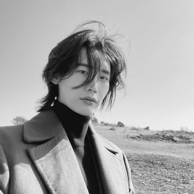 李鐘碩回歸髮型大獲好評！還有這些韓國Oppa都能駕馭中長微捲，盡顯魅惑氣質