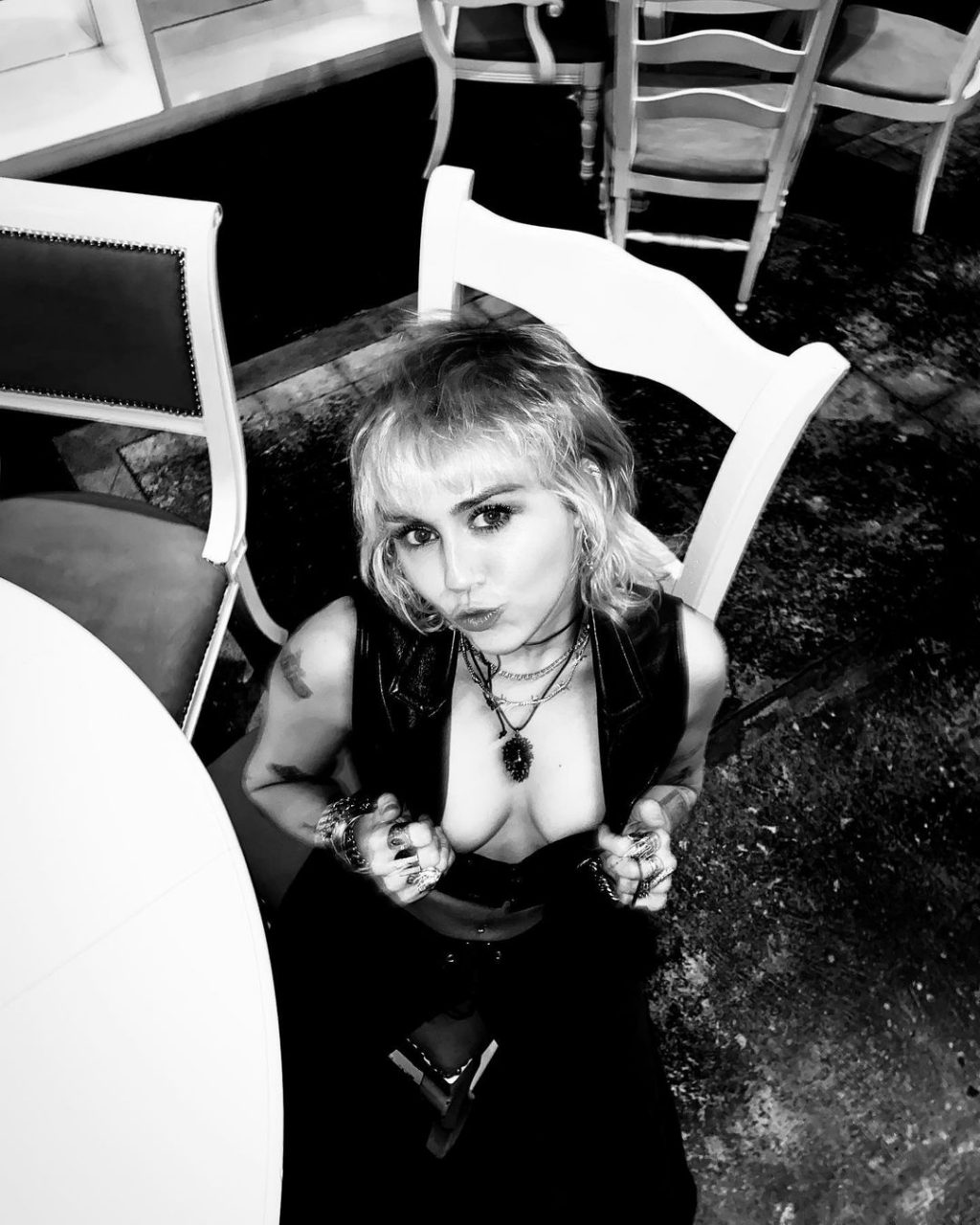 跟15年前的自己對談！Miley Cyrus親筆信給《孟漢娜》：「你就像一枚火箭，把我飛上了月球」