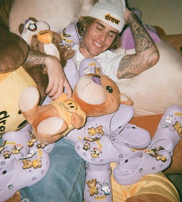 Justin Bieber 個人品牌 Drew House 再度與 Crocs  聯乘，歷年又有多少品牌與這雙涼鞋品牌合作？