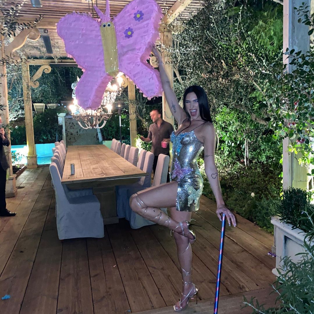 廿四孝男友！Anwar Hadid 為 Dua Lipa 帶來蝴蝶派對慶祝 Grammys 獲獎