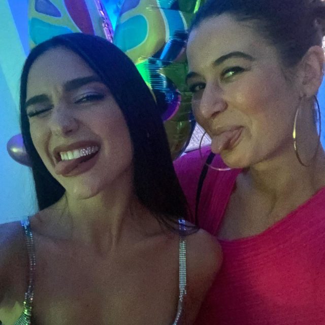 Dua Lipa的蝴蝶水晶牙飾：重新掀起Tooth Gem Trend