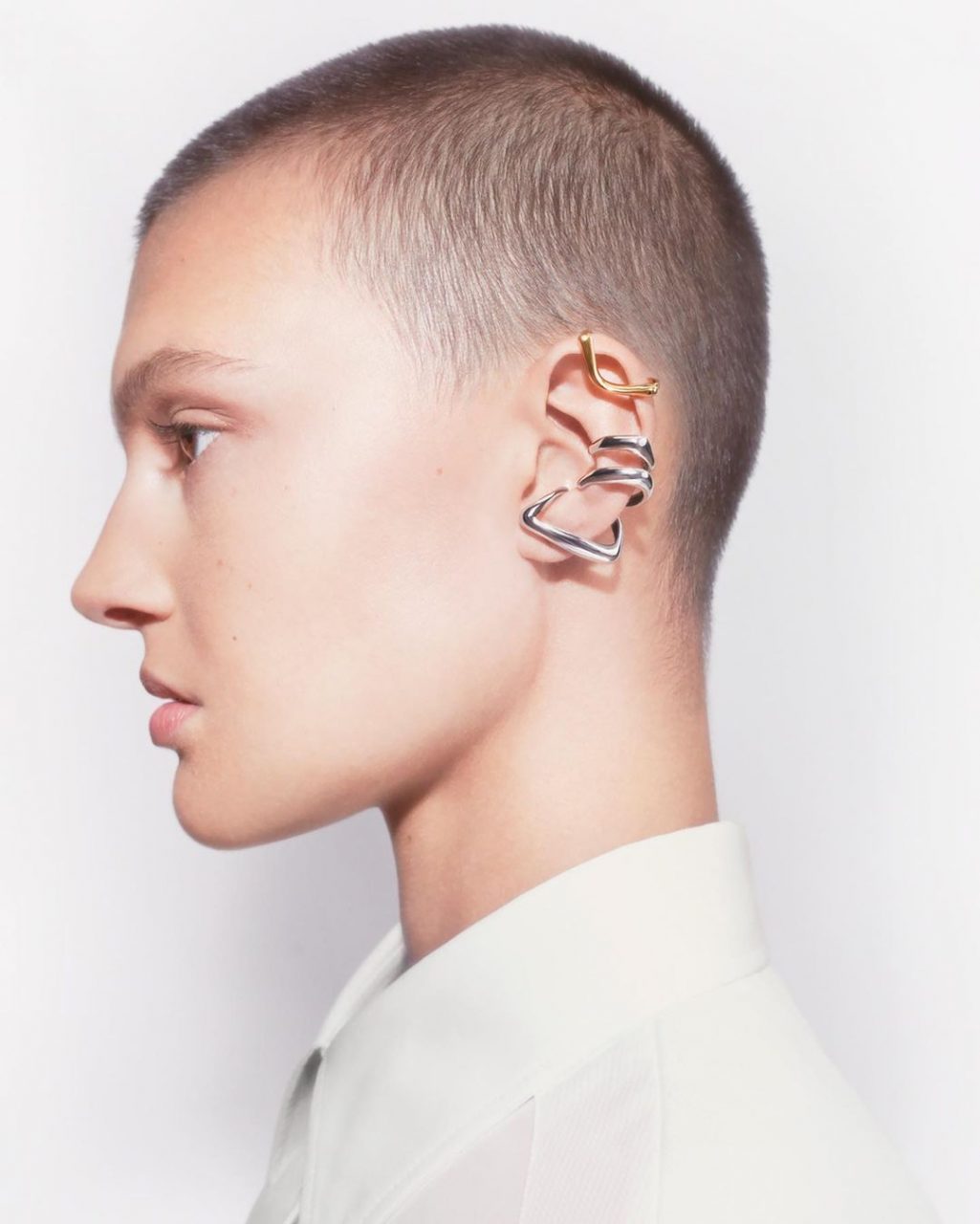 Alexander McQueen 容易被忽略的時尚配飾：低調中彰顯品牌雕塑美學的極致女性形象
