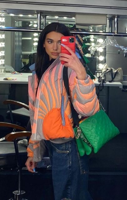 從Versace 到Louis Vuitton,流行天后 Dua Lipa 用甚麼新手袋?