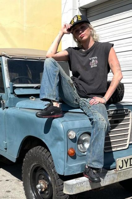 龐克、Y2K風潮回歸!Miley Cyrus 戴上復古cap帽回應2000年代熱潮的歸來