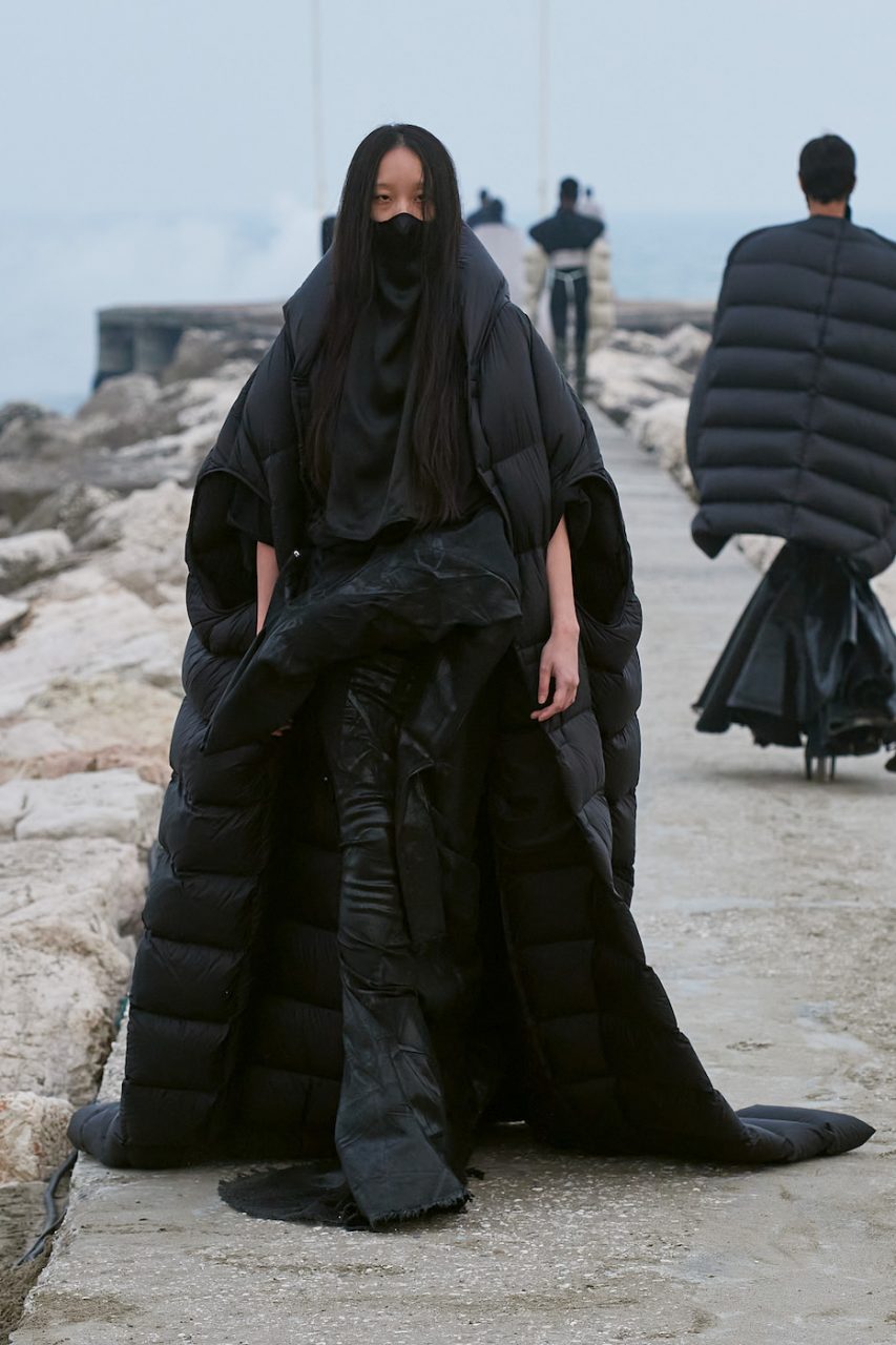 威尼斯麗都沙灘的別樣暗黑時尚展 | Rick Owens Fall/Winter 2021