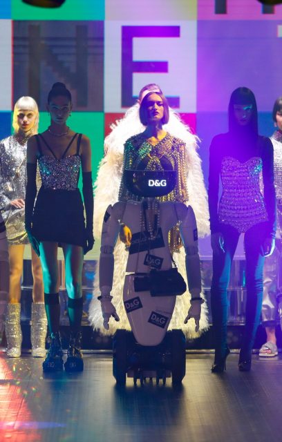 Dolce & Gabbana從過去走到未來,讓機械人變成模特兒 | Fall / Winter 2021